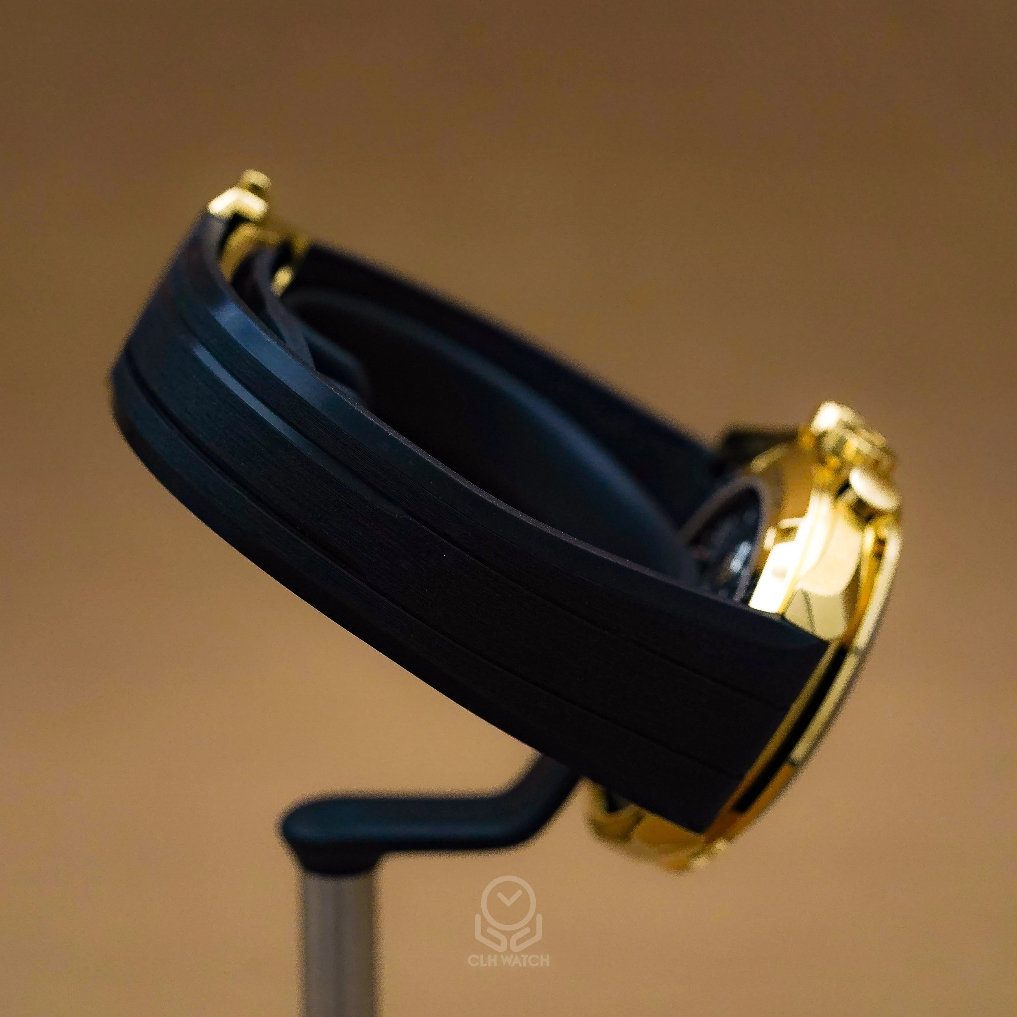 Omega 歐米茄 Speedmaster 18K金 超霸登月金面熊貓 手上鍊計時 Moonwatch Moonshine 31062425099001 2023年台灣公司貨 42mm 3861