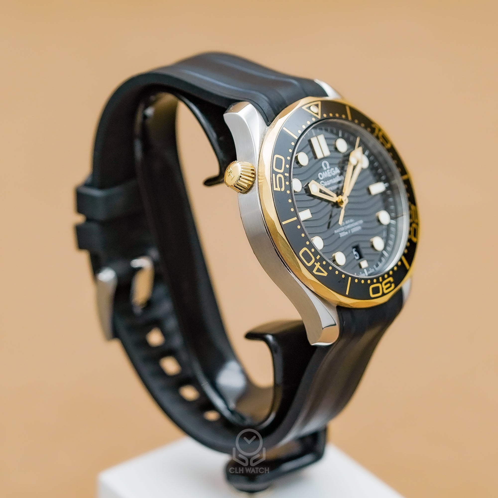 OMEGA 歐米茄 Seamaster 海馬300 半金黑海馬 210.22.42.20.01.001 21022422001001 18K黃金 42mm 2023年 95%新