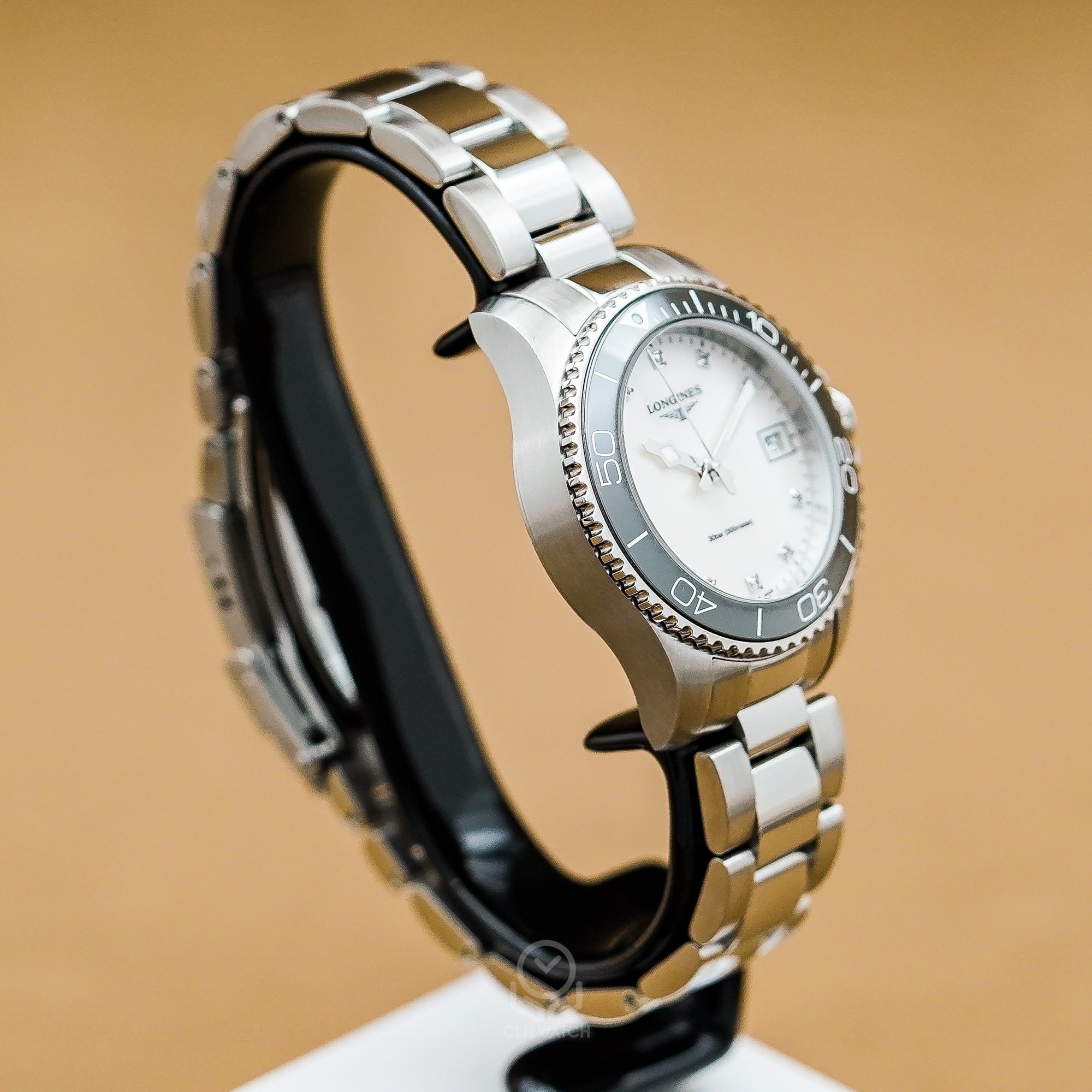 Longines 浪琴 深海征服者系列浪鬼陶瓷潛水錶 L33704876 珍珠母貝 鑲鑽 32mm 2024年 台灣公司貨 95%新