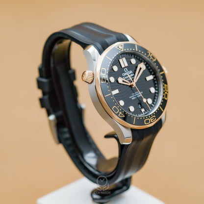 OMEGA 歐米茄 Seamaster 海馬 300米 半金黑水鬼 210.22.42.20.01.001 21022422001001 18K黃金 42mm 2024年 95%新
