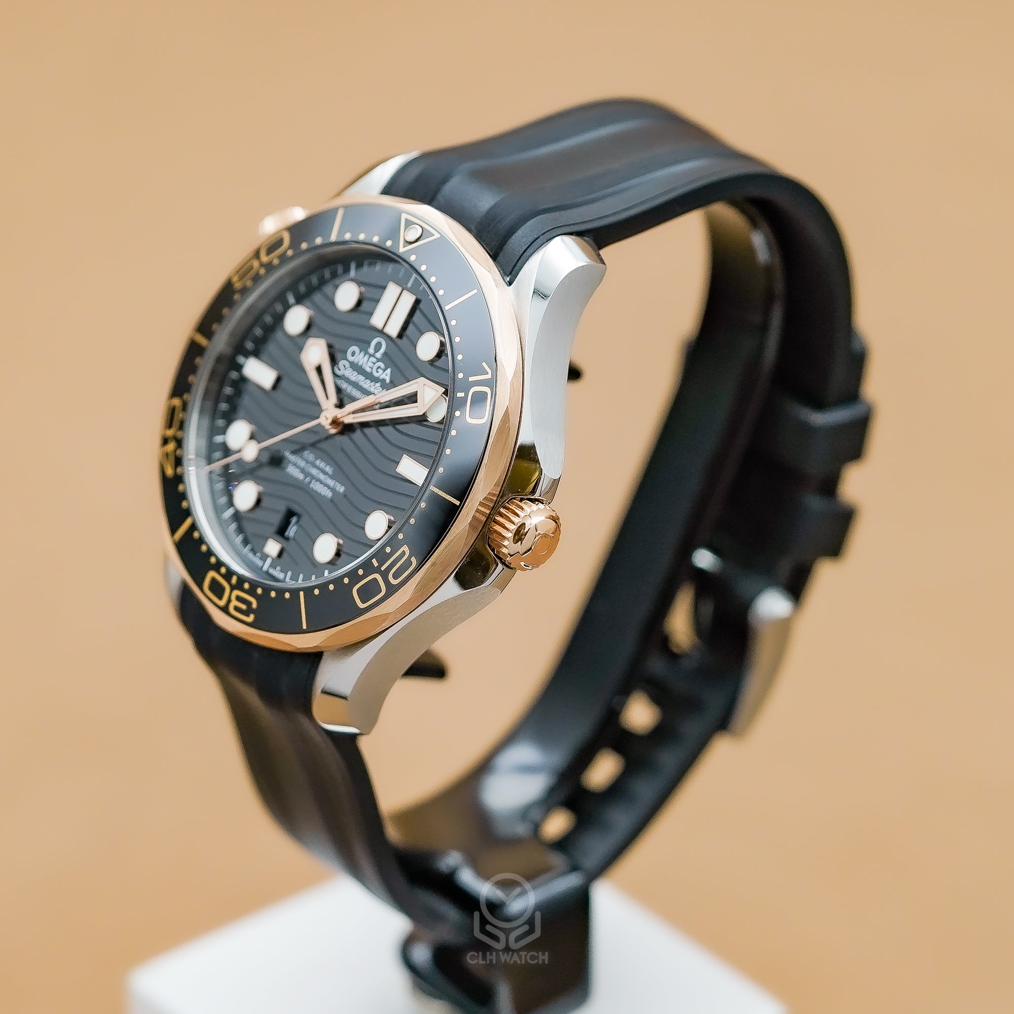 OMEGA 歐米茄 Seamaster 海馬 300米 半金黑水鬼 210.22.42.20.01.001 21022422001001 18K黃金 42mm 2024年 95%新