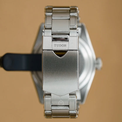 TUDOR 帝舵 79830RB 黑面 BLACK BAY GMT 啞酒紅色及藍色陽極氧化鋁字圈 41 mm 磨砂鋼錶帶